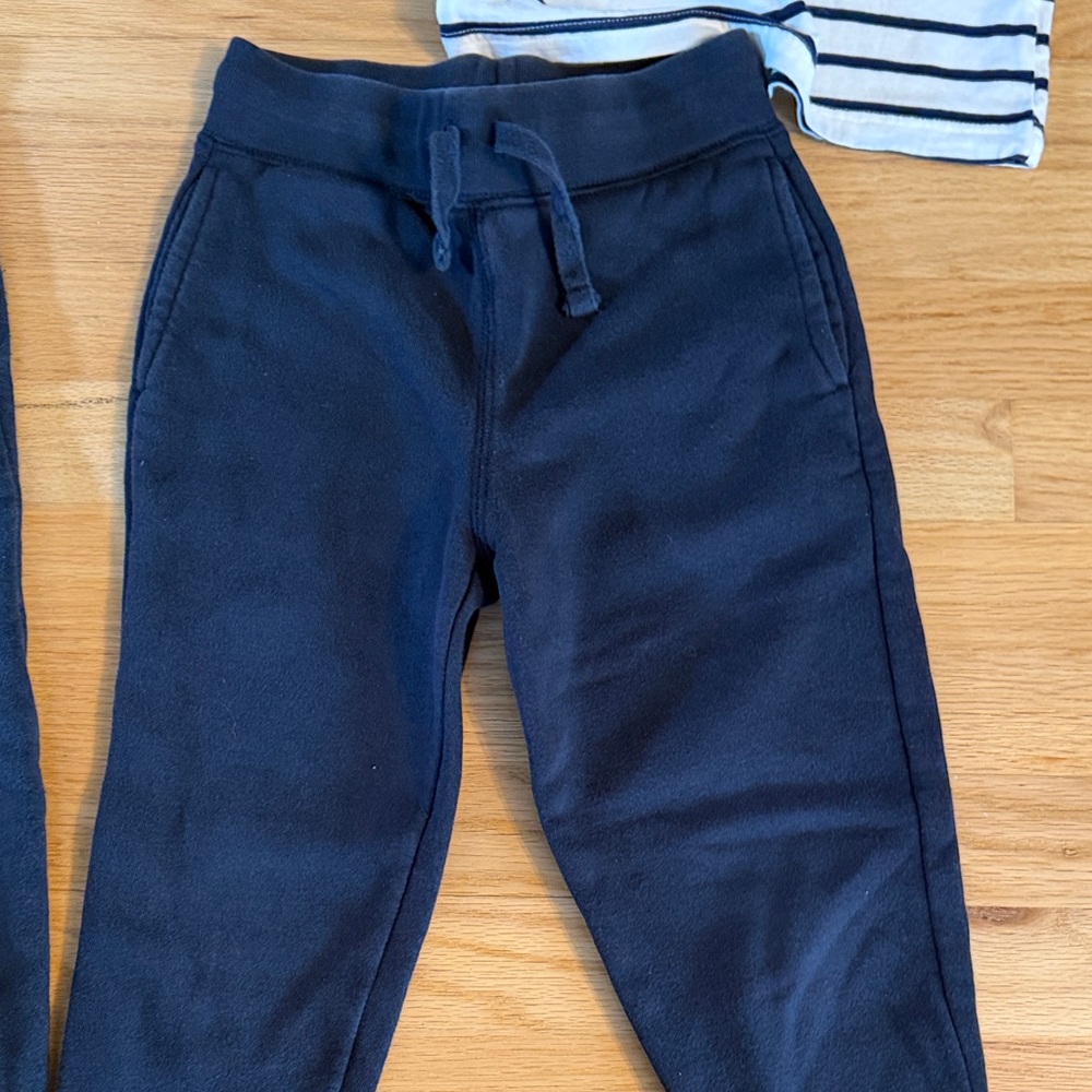 Kids 6 pc Casual Cozy Graphic Tees, and joggers bundle, Size 5/6 - Picture 10 of 14